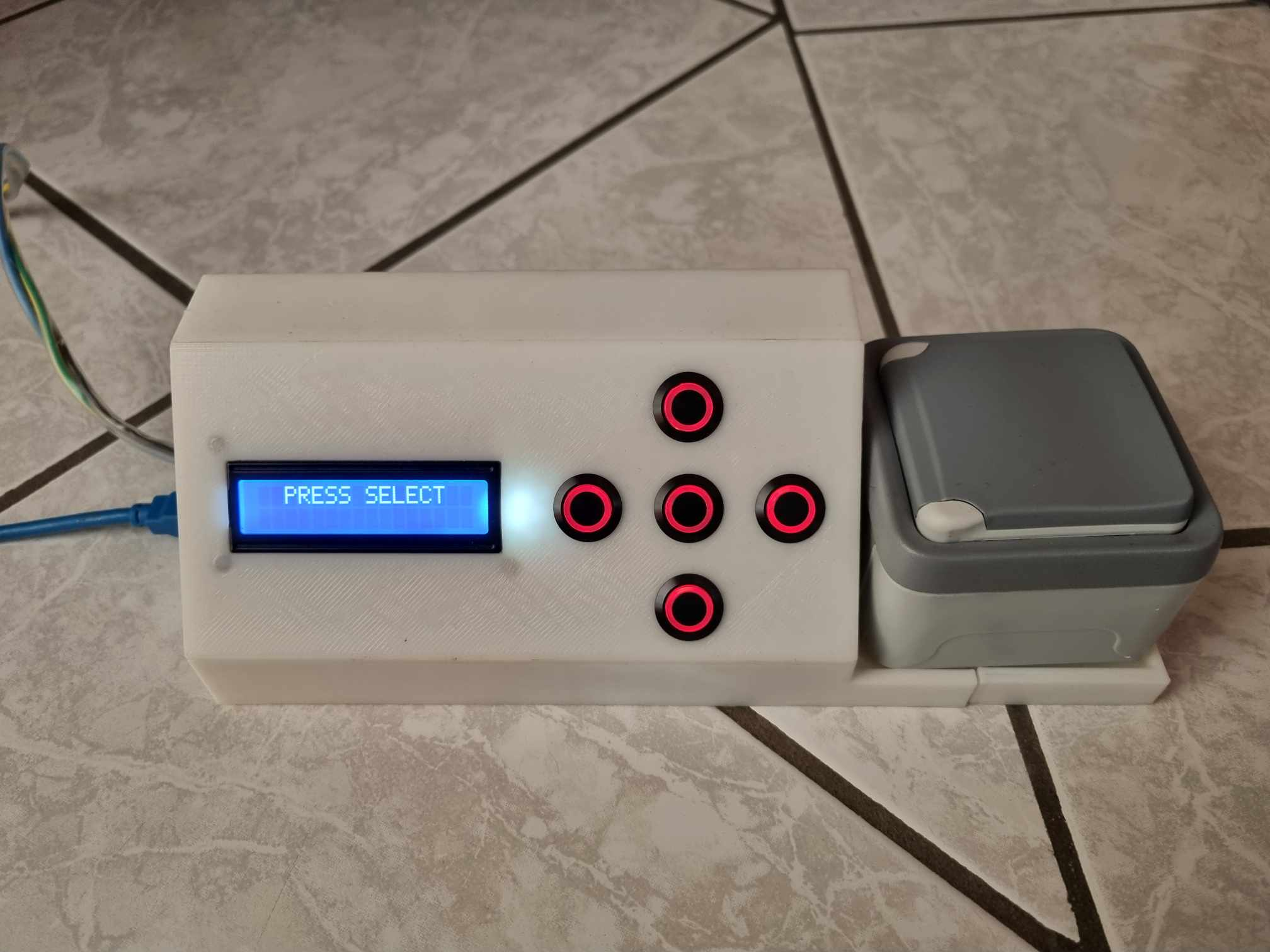 Photo de menu 'Activatoin' qui demande d'appuyer sur le bouton central pour activer l'alarme